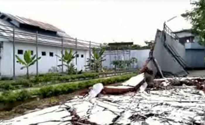 Tembok Lapas Palu yang hancur akibat gempa hari Jumat lalu. Separuh penghuninya kabur. (Foto: Antara)