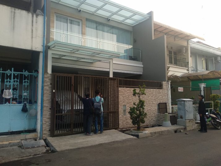 Rumah tersangka DS yang menjadi lokasi pesta narkoba dan seks. Foto: IG/jktinfo.
