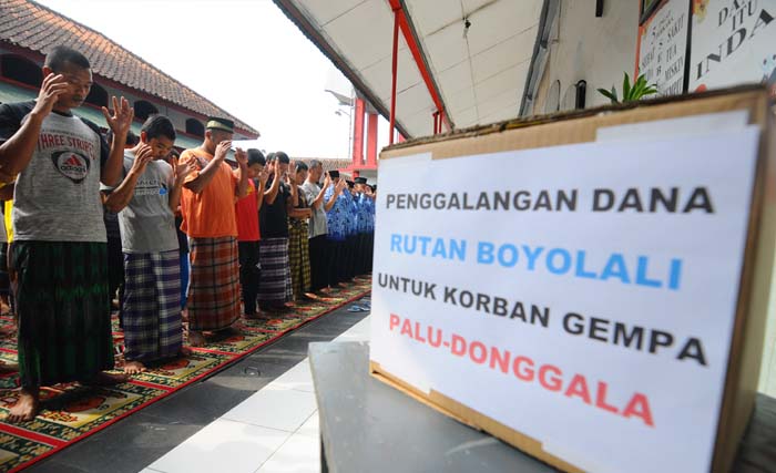 Para narapidana atau warga binaan dan petugas Rutan Boyolali hari Senin 1 Oktober 2018 melakukan salat ghaib bersama untuk para korban gempa bumi dan tsunami di wilayah Palu-Donggala di Rutan II A Boyolali, Jawa Tengah,  (Foto: Aloysius Jarot Nugroho/Antara)aww/18