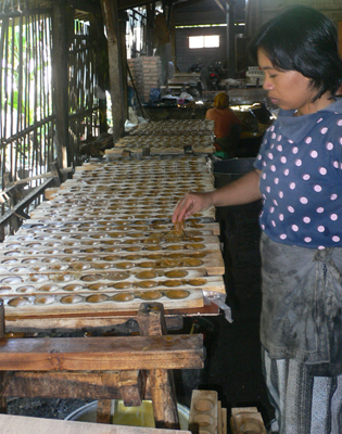 Berproses secara tradisional, dengan peralatan tradisional, dan dijual dengan gaya tradisional pula. foto:idi/ngopibareng.id 