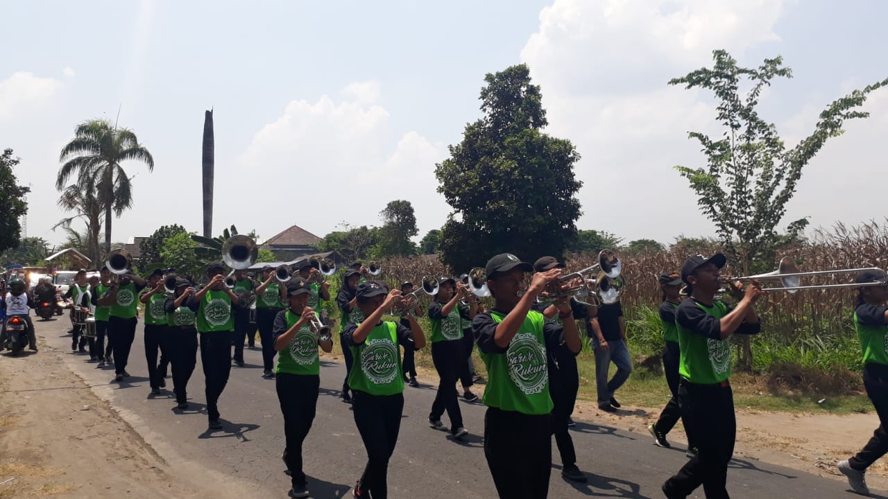 PAWAI: Suasana pawai ta'aruf Tahun Hijriyah di NU Udanawu Blitar. (foto: ika for ngopibareng.id)