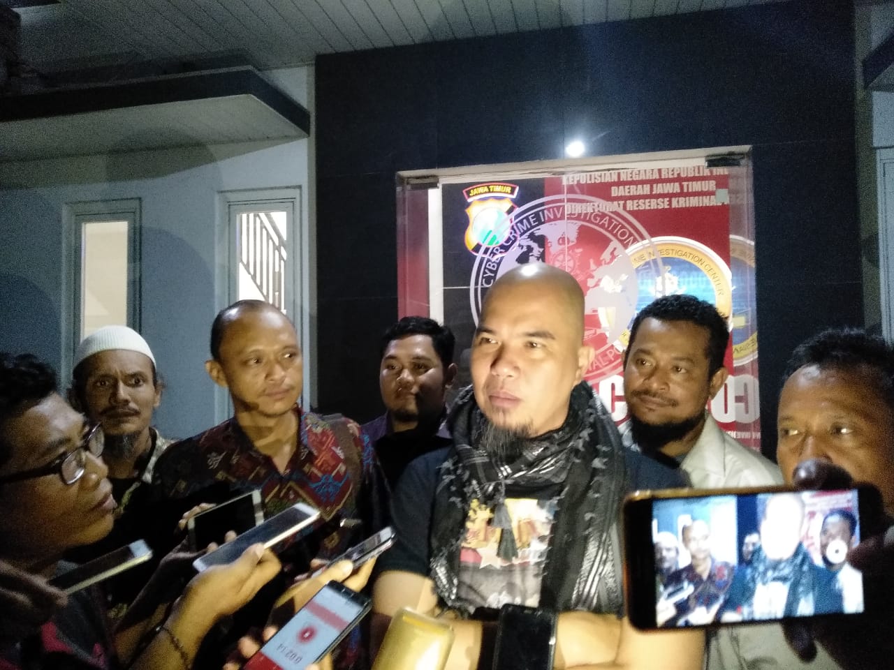 Ahmad Dhani saat menemui awak media setelah tiga jam pemeriksaan di Mapolda Jatim (Foto: Roesdan/ngopibareng.id)