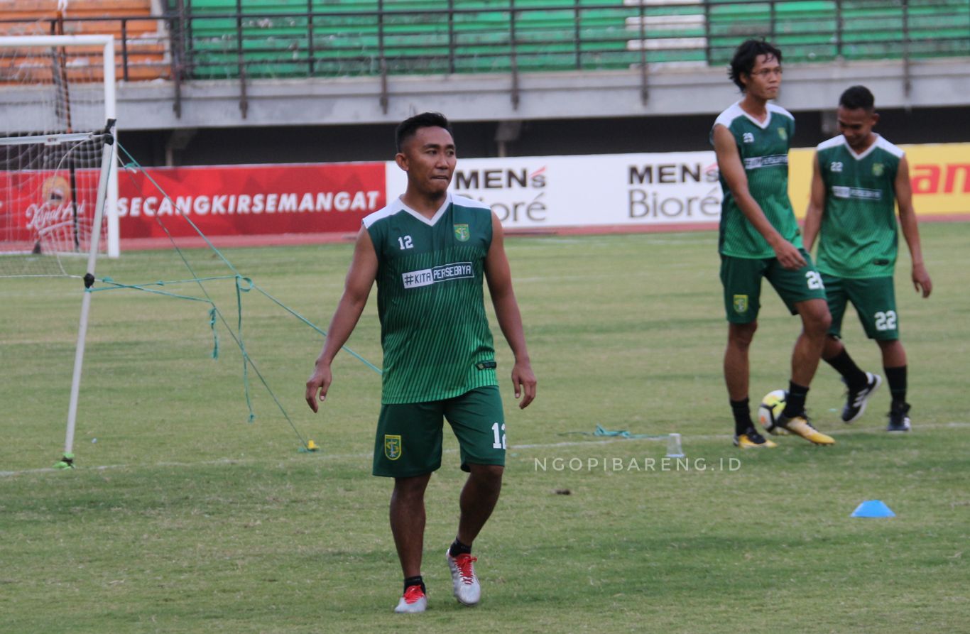 Pemain Persebaya, Rendi Irwan saat latihan di Stadion Gelora Bung Tomo, Surabaya, Senin 1 Oktober 2018. (foto: Haris/ngopibareng)