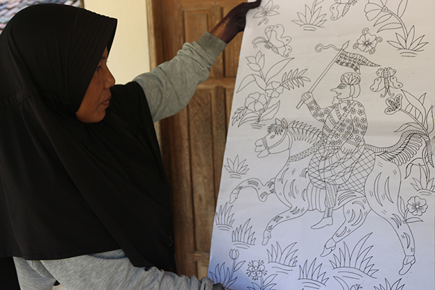 Batik dengan pola tertentu, bisa bergambar, bisa berupa legenda, bisa juga wacana kearifan lokal yang menjadi basis budaya. foto:idi/ngopibareng.id