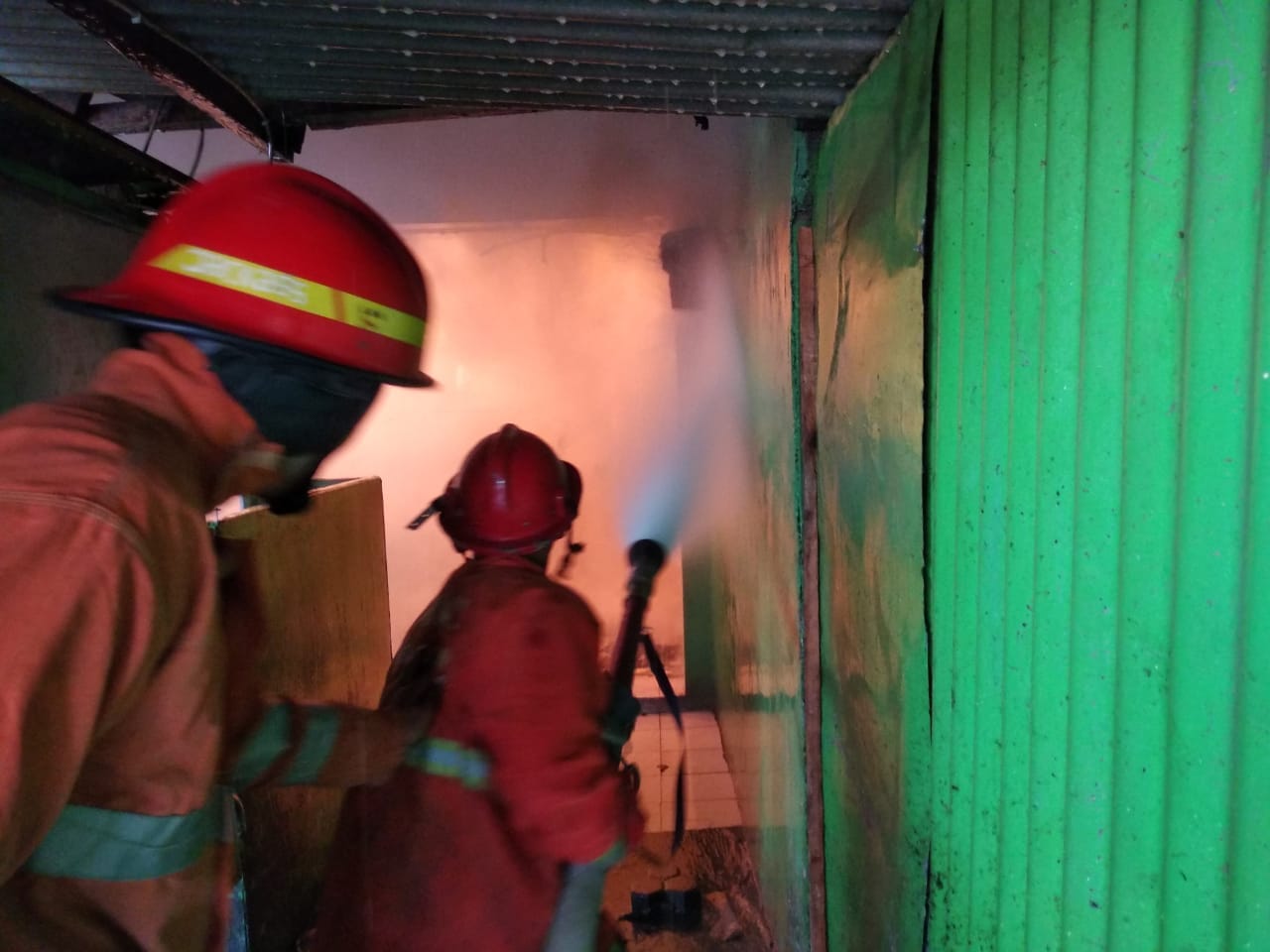 Kebakaran di sebuah rumah di Jalan Simpang Sulfat RT02/RW11, Kelurahan Purwantoro, Kecamatan Blimbing, Kota Malang, Jawa Timur, sekitar pukul 08.00 WIB, Selasa 2 Oktober 2018. (Foto: Istimewa)