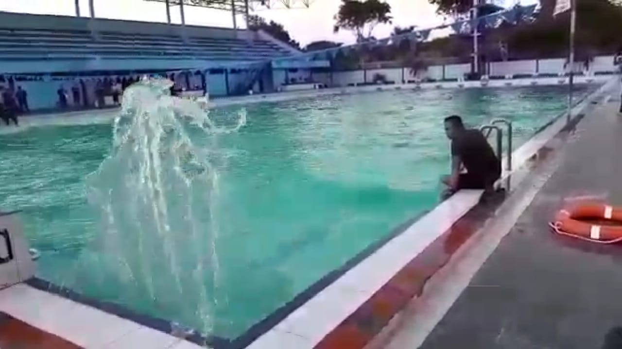 Screenshoot video fenomena ombak di kolam renang  Puslatdiksarmil TNI AL Juanda. (Foto: youtube)