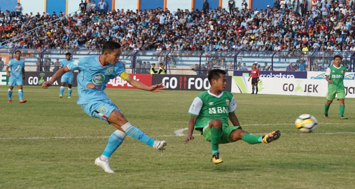 Bek sayap kanan Persela Ahmad Birrul Walidain menyambut baik keputusan PSSI menggulirkan kembali kompetisi Liga 1  pada 5 Oktober 2018 mendatang. (ngopibareng.id)