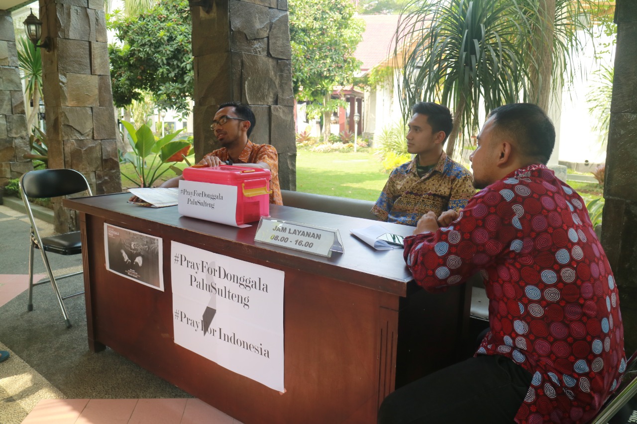 Posko peduli korban bencana gempa dan tsunami yang terjadi di Palu dan Donggala, Sulawesi Tengah dibuka di Gazebo Pemkot Malang. (Foto: Humas Pemkot Malang)