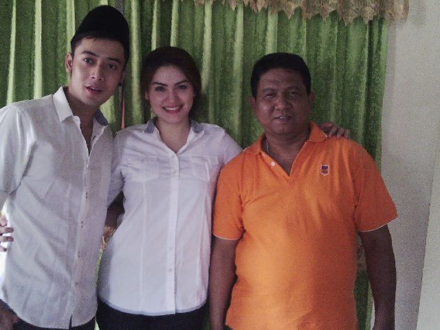 Kriss Hatta, Hilda Vitri bersama Irdarwin (Erwin) Bachrul usai menikah pada 2015 silam.