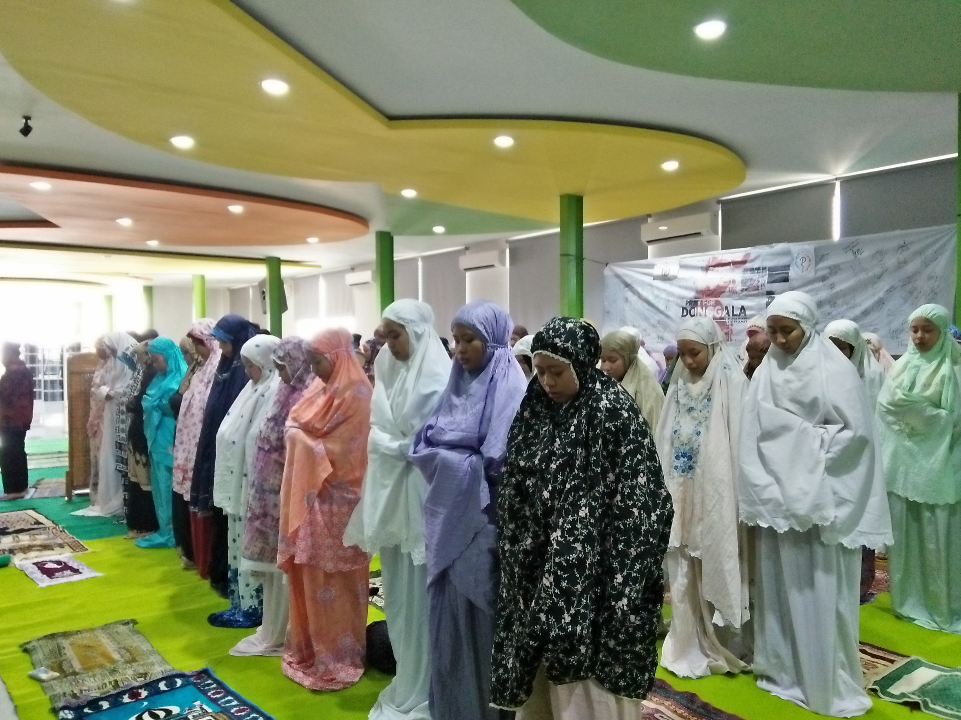 Pelaksanaan salat ghaib yang dilakukan mahasiswa Unusa. Foto: Amanah/ngopibareng.id