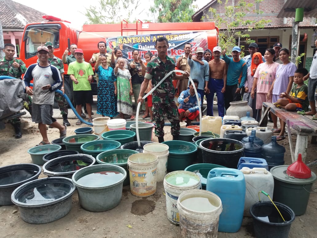 Babinsa Koramil 0815/08 Dawarblandong Kodim 0815 Mojokerto Saat Distribusikan Air Bersih