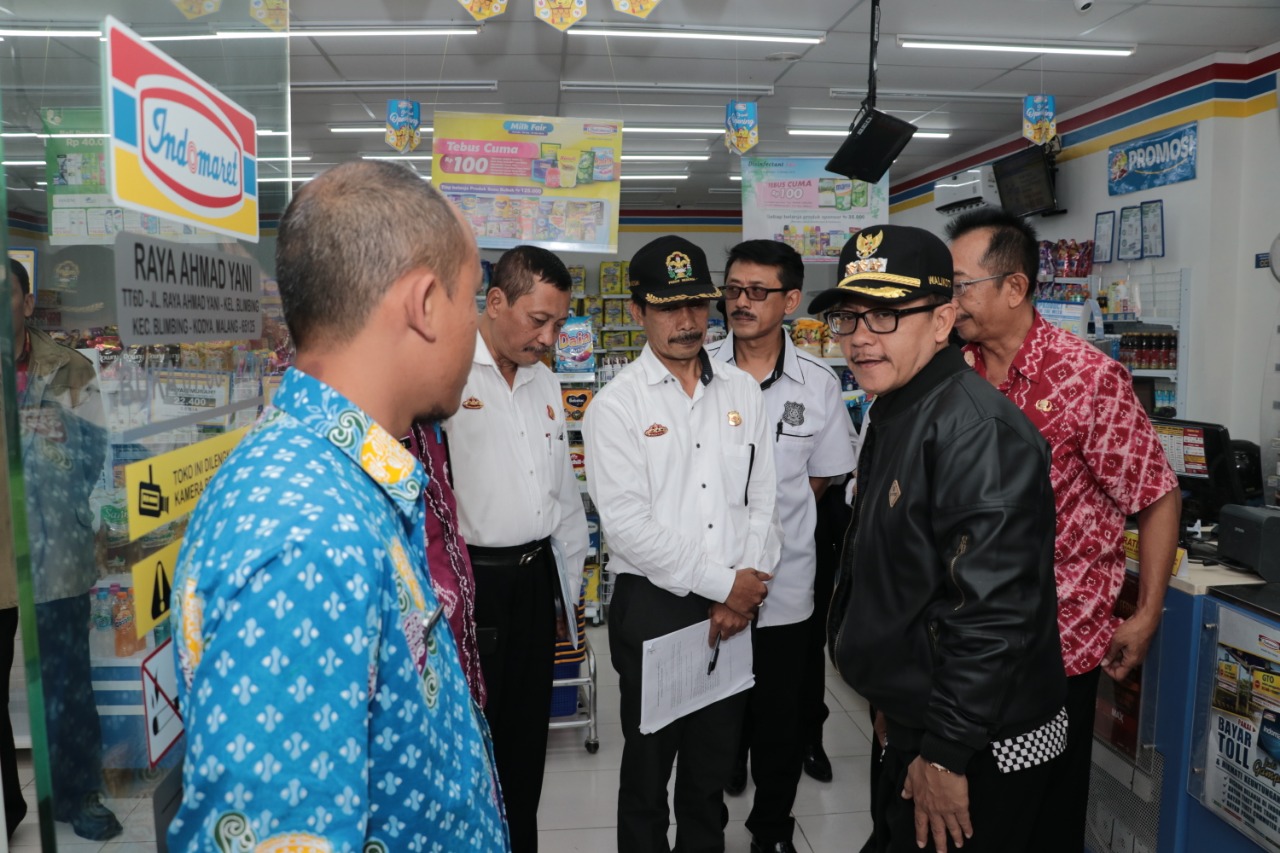 Wali Kota Malang, Sutiaji (baju hitam) saat melakukan sidak ke toko modern ilegal di Malang, Selasa 2 Oktober 2018. (Foto: Humas Pemkot Malang)