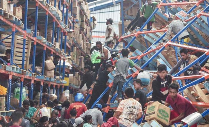 Orang-orang menjarah toko pusat grosir di Palu. (Foto:Alinea.id)