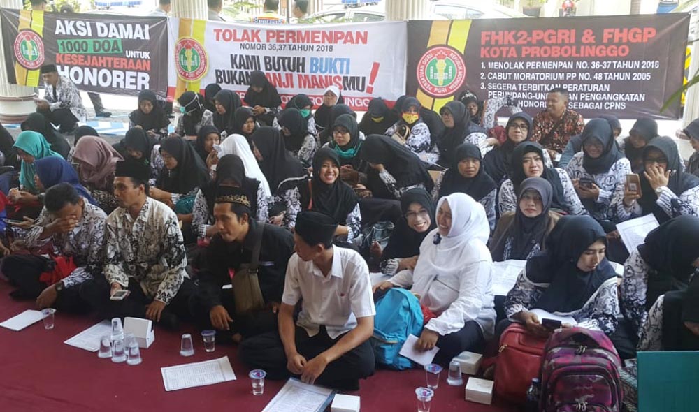 Puluhan guru honorer saat menyampaikan aspirasi di gedung DPRD Kota Probolinggo. (Foto: Ikhsan/ngopibareng.id)