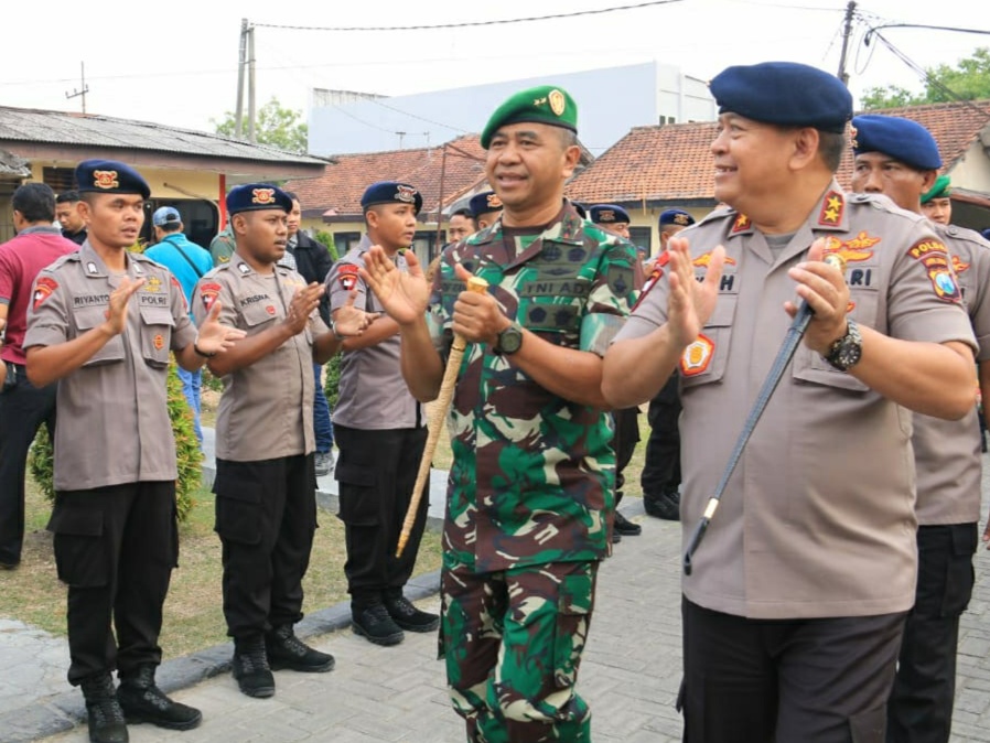 Pangdam V Brawijaya dan Kapolda Jatim saat hadir di apel sinergitas tadi pagi.  (Foto: Humas)