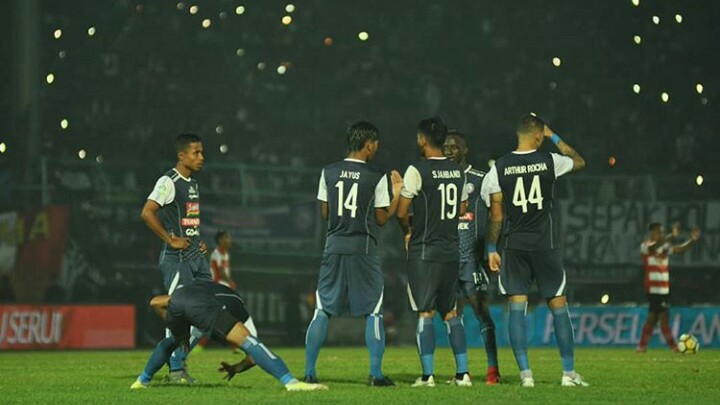 Pemain Arema FC saat bertanding melawan Madura United pada laga amal. (Foto: @aremafcofficial)