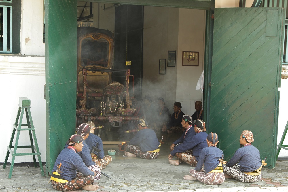 Prosesi njlimet sebelum ritual jamasan kereta pusaka dilakukan. Penuh puja-puji dan doa dengan penuh kehati-hatian. foto:istimewa/febriyanto