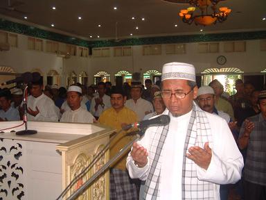 DOA BERSAMA: Pembacaan doa qunut dalam shalat. (foto: dok ngopibareng.id)