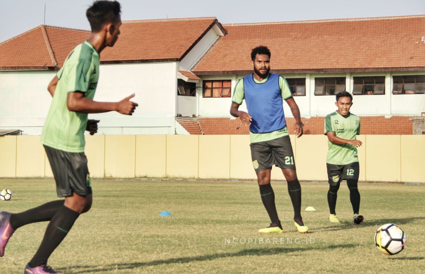 Bek Persebaya, Fandry Imbiri. (foto: Haris/ngopibareng.id)