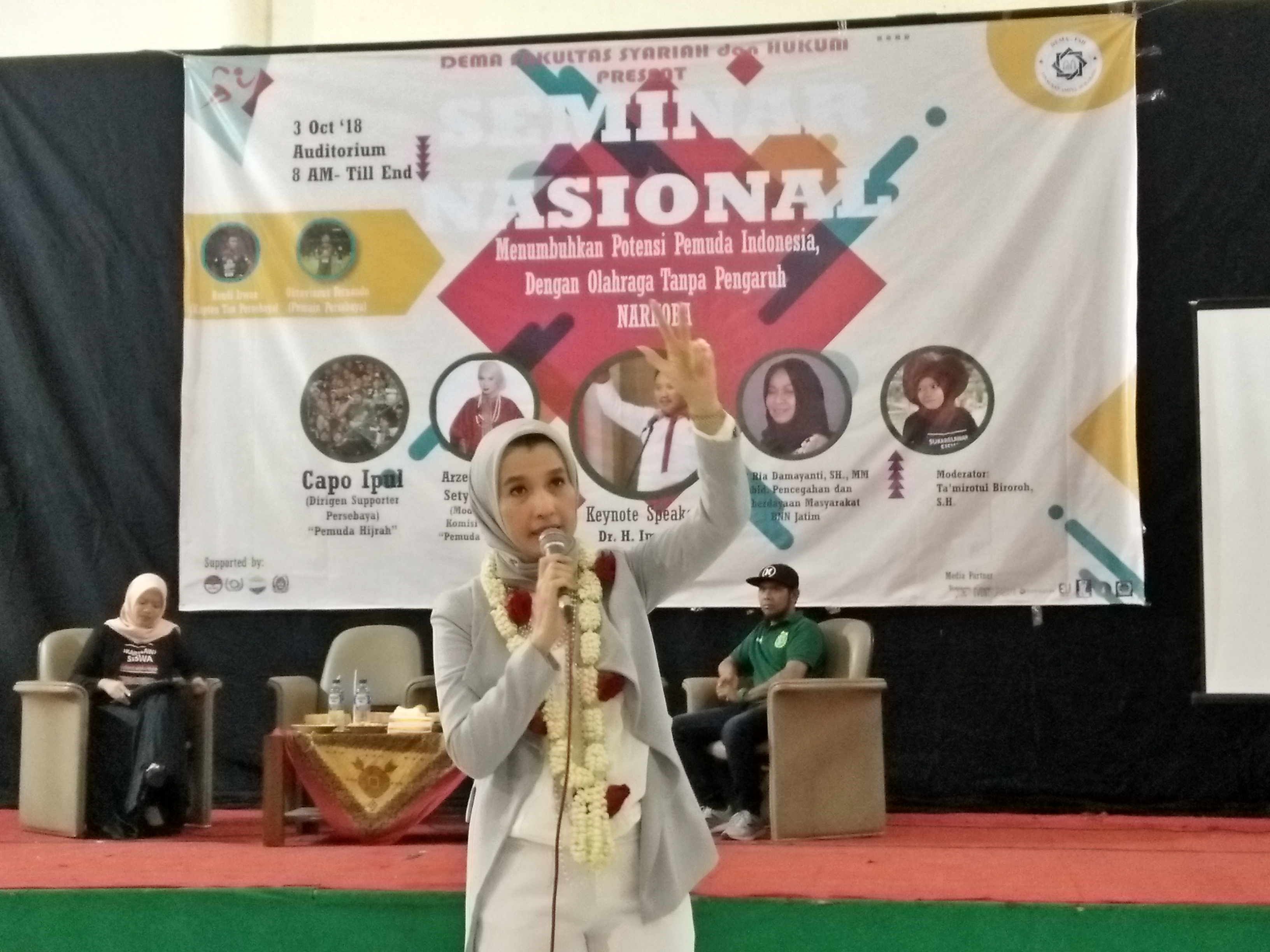 Arzetty ketika menjadi pembicara dalam seminar nasional di UINSA, Rabu, 3 Oktober 2018. Foto: Amanah/ngopibareng.id