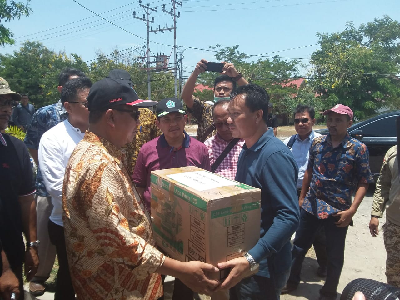 Menristekdikti M Nasir ketika memberikan bantuan gempa dan tsunami Palu (3/10). Foto: asm/ngopibareng.id