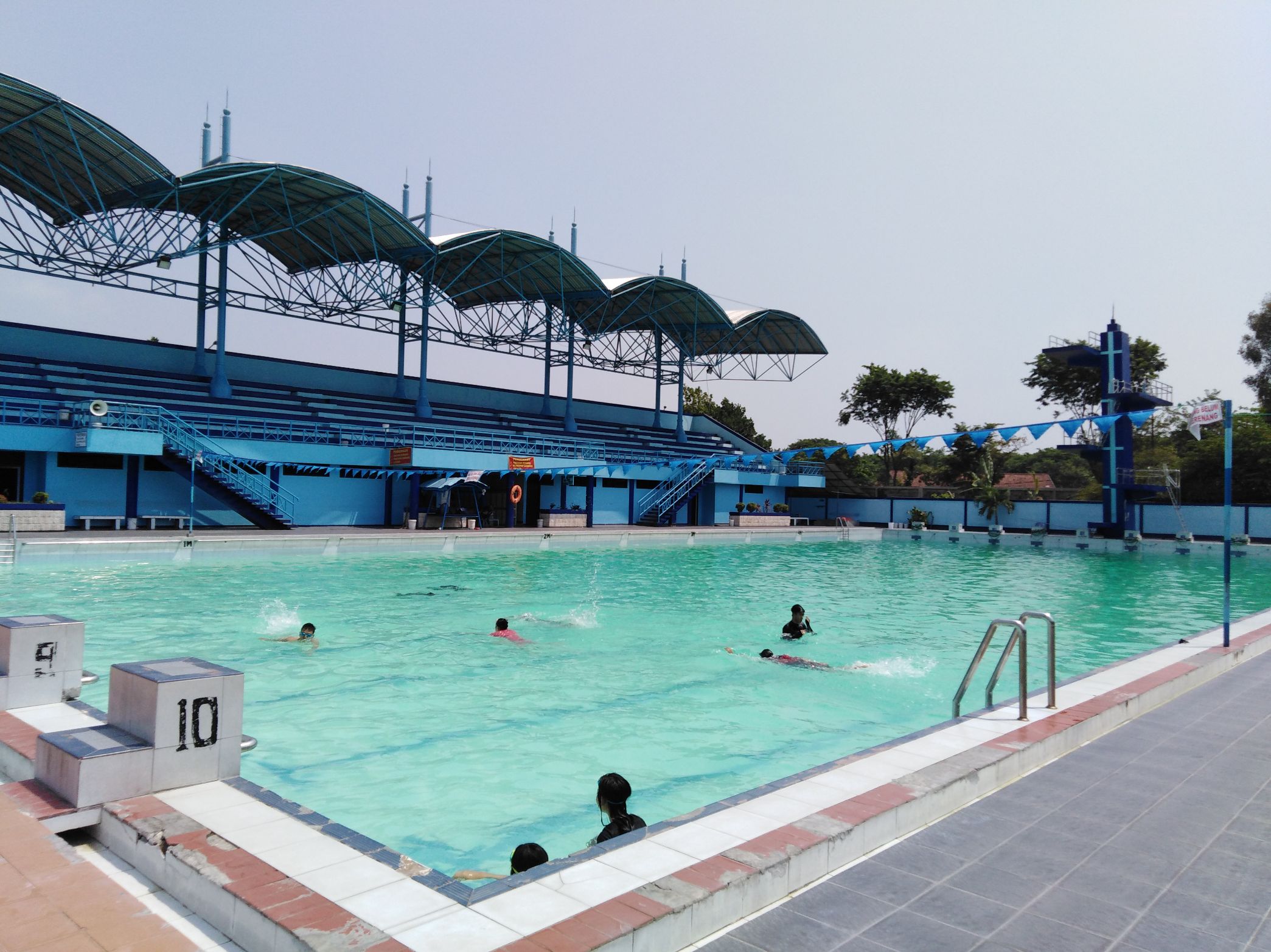 Sejumlah pengunjung terlihat santai berenang di Kolam Tirta Krida di Komplek Puslatdiksarmil TNI AL Juanda, Rabu, 3 Oktober 2018. (Foto: Farid/ngopibareng.id) 