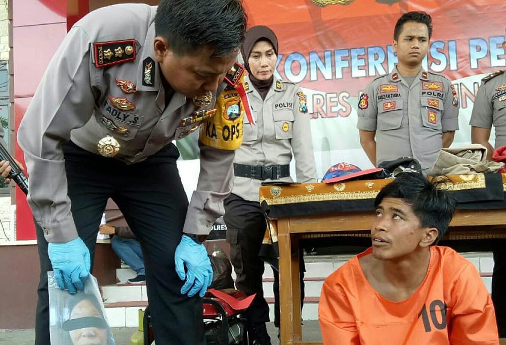 Kapolres AKBP Fadly Samad saat mewawancarai tersangka Candra Edy Prasetyo. (Foto: Ikhsan/ngopibareng.id)