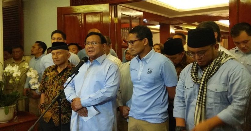 Prabowo Subianto didampingi calon wakil presiden Sandiaga Uno dan sejumlah petinggi partai koalisi Indonesia Adil dan Makmur menggelar konferensi pers terkait cerita bohong Ratna Sarumpaet, Rabu, 3 Oktober 2018. (Foto:  Antara)