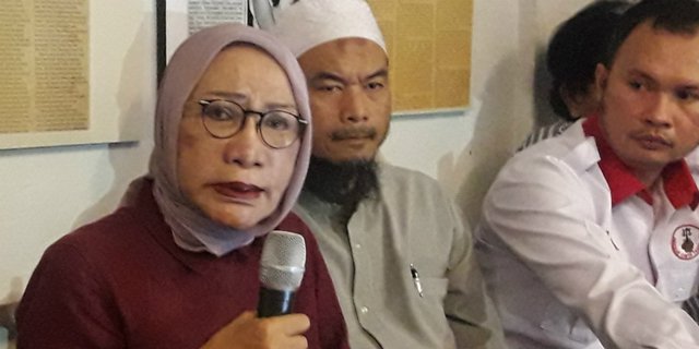 Ratna Sarumpaet konferensi pers soal hoax penganiayaan dirinya.