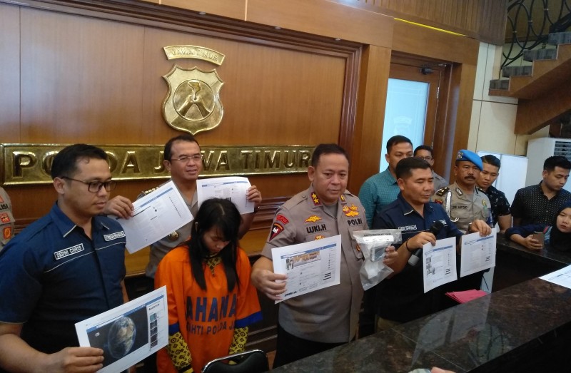 Polisi menunjukan barang bukti tangkapan Facebook yang digunakan untuk menyebarkan informasi hoaks gempa yang bakal melanda Pulau Jawa. Foto: Roesdan/ ngopibareng.id
