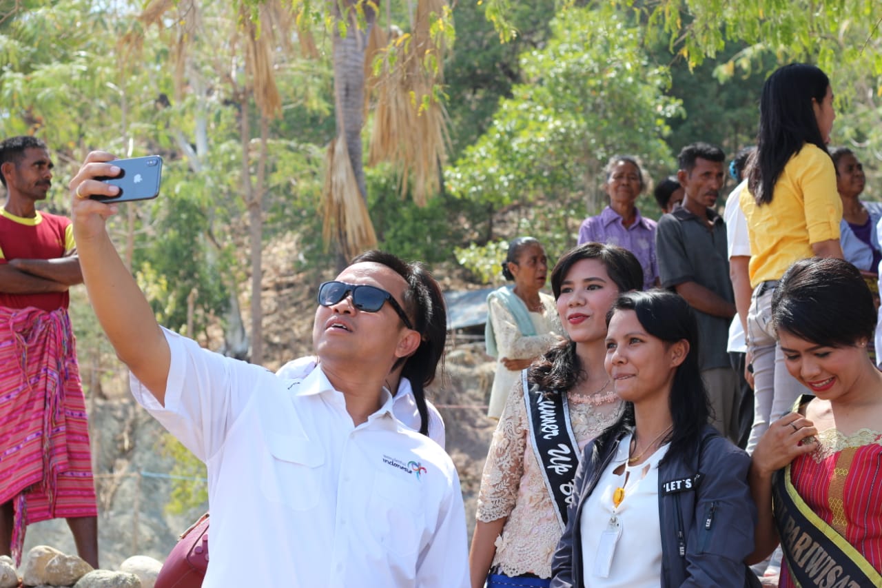 Staf Khusus Don Kardono melakukan swa foto dengan para duta Atambua. foto:kemenpar