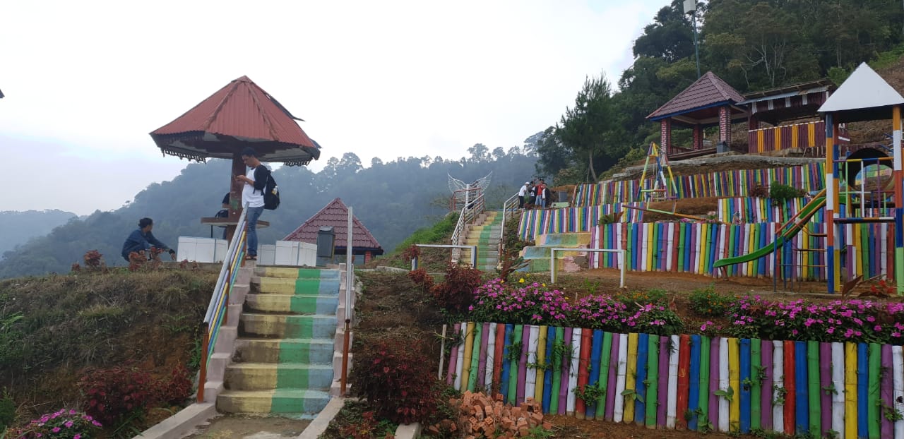 Panorama Bukit Kayangan. foto:kemenpar