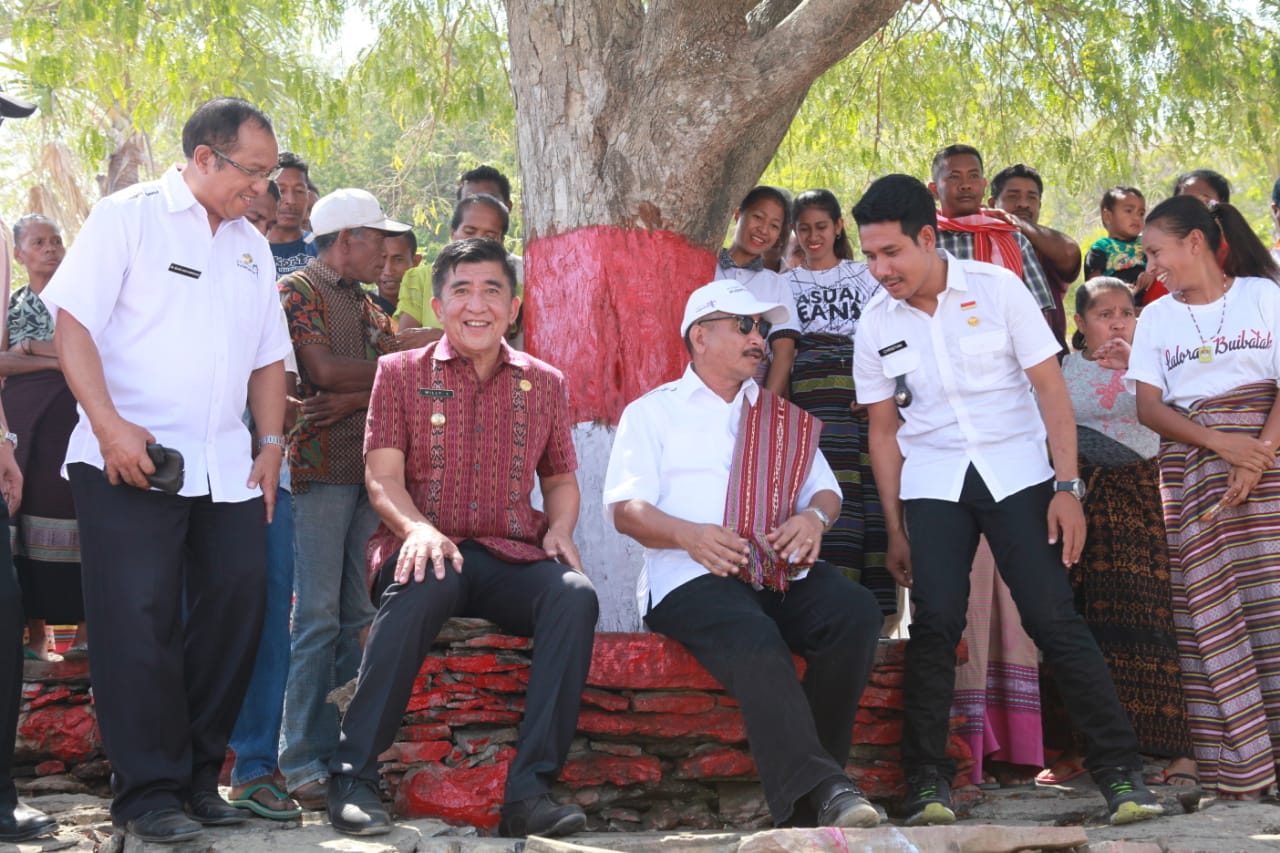 Menpar dan pohon asem. foto:kemenpar