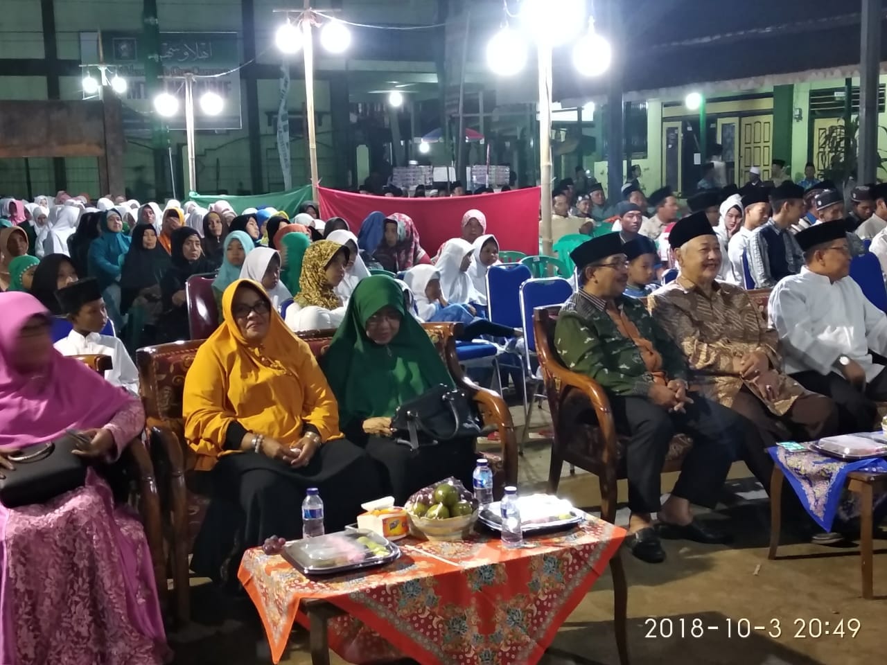Suasana pengajian di Blitar, mendengar pesan kebaikan Kiai Marzuki Mustamar. (foto: ika for ngopibareng.id)