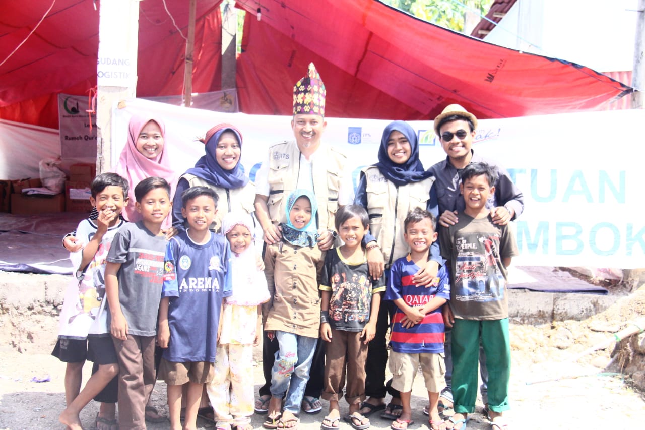 Rektor ITS berfoto bersama dengan Relawan Mahasiswa ITS dan anak-anak korban gempa di Desa Rempek Darussalam. Foto: Humas