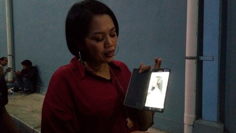 Elly Sugigi memperlihatkan foto putri pertamanya bernama Fitri. Ia dititipkan ke tukang sayur sejak usia 15 hari.