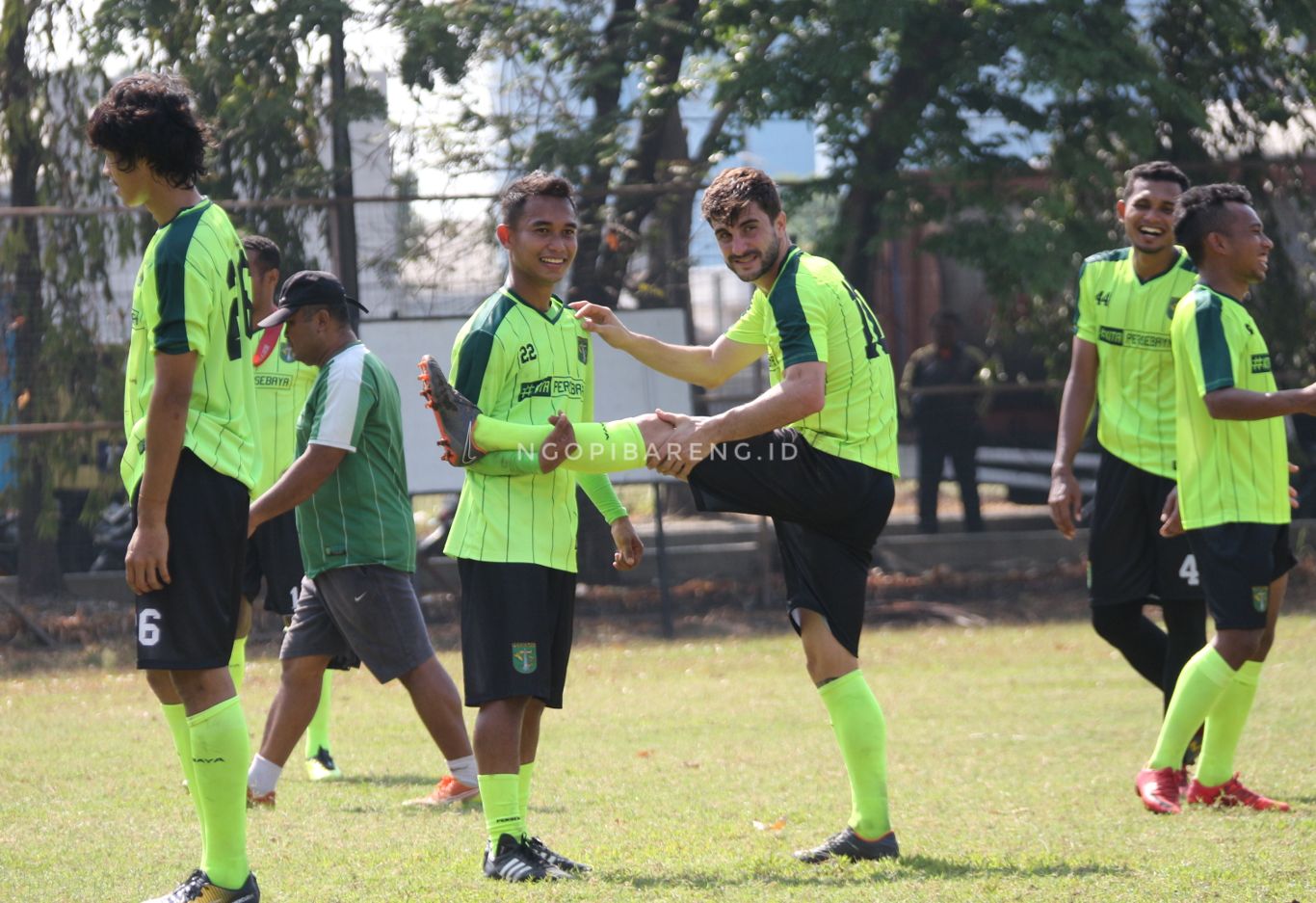 Skuad Persebaya Surabaya, saat berlatih di Lapangan Sier, Jumat 5 Oktober 2018. (foto: Haris/ngopibareng)