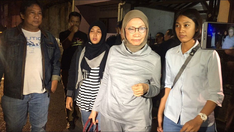 Ratna Sarumpaet sempat digiring ke rumah untuk penggeledahan kamar pribadi.
