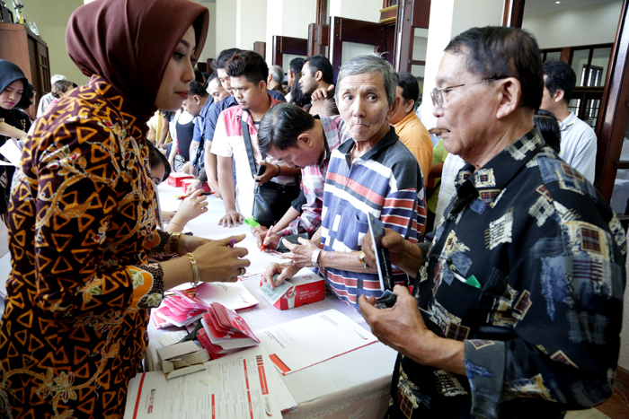 Pemkot Surabaya serahkan ganti rugi untuk korban bom, di lobby balai kota lantai 2, Jumat,  5 Oktober 2018.