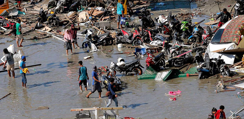 Luluh lantah, ratusan kendaraan berserakan setelah disapu tsunami yang melanda Palu, Jumat, 28 September 2018. (Foto: Antara)