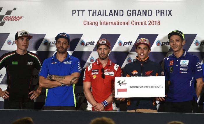 Para pembalap Moto GP kemarin mengangkat tulisan untuk menyatakan simpati pada korban musibah Sulawesi Tengah, (Foto: AFP)