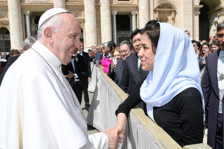 KEMANUSIAAN: Nadia Murad Basee Taha bersama Paus Fransiscus. (foto: ist)