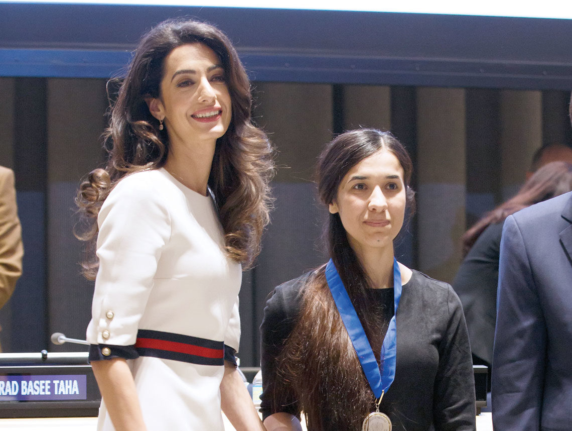 AKTIVIS: Nadia Murad Basee Taha bersama aktivis kemansiaan lain. (foto: ist)