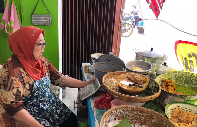 Bu Kamtinah di Warung Pecel Tumpang Bu Tin Kediri. (Foto arif afandi)