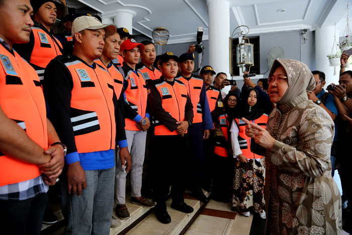 Wali Kota Surabaya Tri Rismaharini memberangkatkan tim relawan dalam misi kemanusiaan menuju lokasi bencana gempa dan tsunami di Kota Palu Sulawesi Tengah, Jum’at, 5 Oktober 2018.