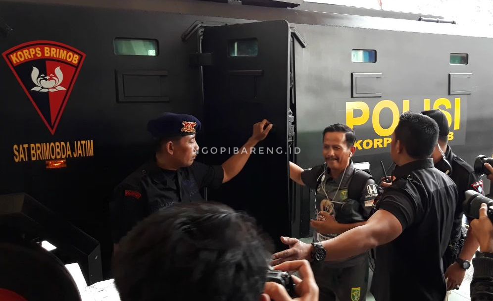 Pelatih Persebaya, Djajang Nurdjaman tiba di Kanjuruhan dengan mobil Rantis. (Foto: Haris/ngopibareng)