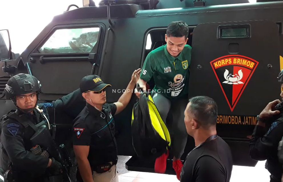 Kiper Persebaya, Miswar Saputra turun dari mobil Rantis. (Foto: Haris/ngopibareng.id)