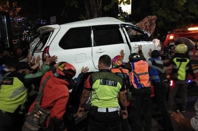 Evakuasi Avanza putih yang terlibat kecelakaan. (Foto: Istimewa))