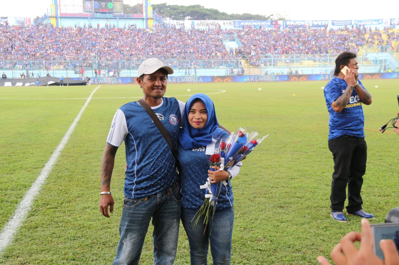 DILAMAR: Firda melamar Mufida di tengah lapangan Stadion Kanjuruhan. (Foto: Haris/ngopibareng.id)