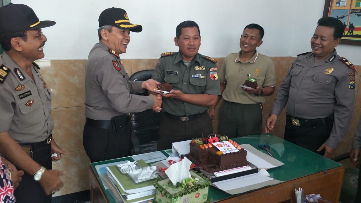 Danramil 0815/19 Saat menerima Potongan Kue dari Kapolsek Magersari Disaksikan Kasdim 0815